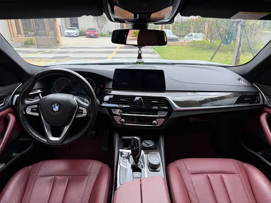 BMW 5 Series 2018 — фото 8
