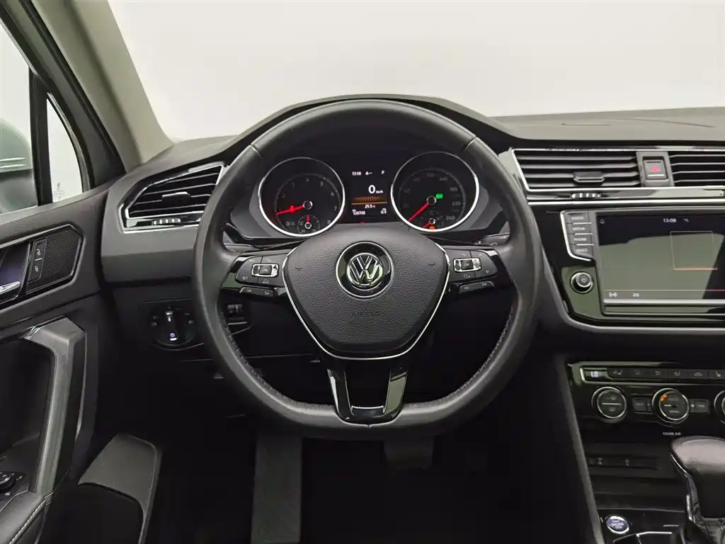 Volkswagen Tiguan L 2018 — фото 11