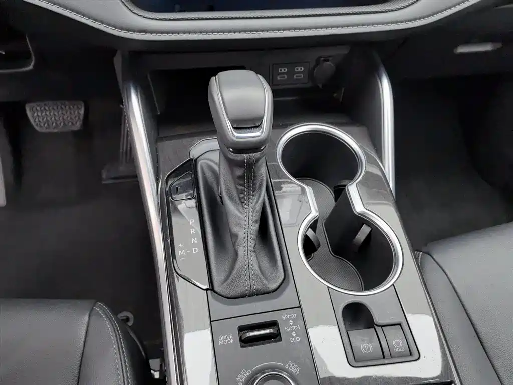Toyota Crown Kluger 2023 — фото 13