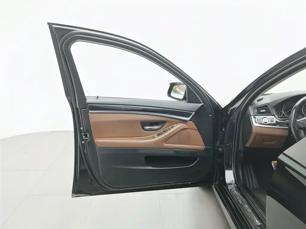 BMW 5 Series 2016 — фото 8