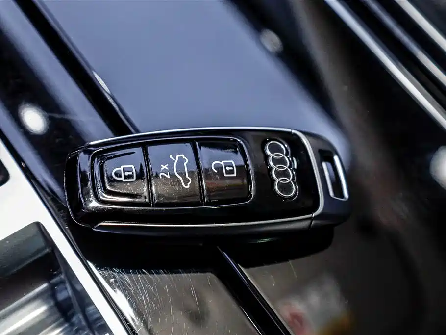 Audi Q8 2023 — фото 15