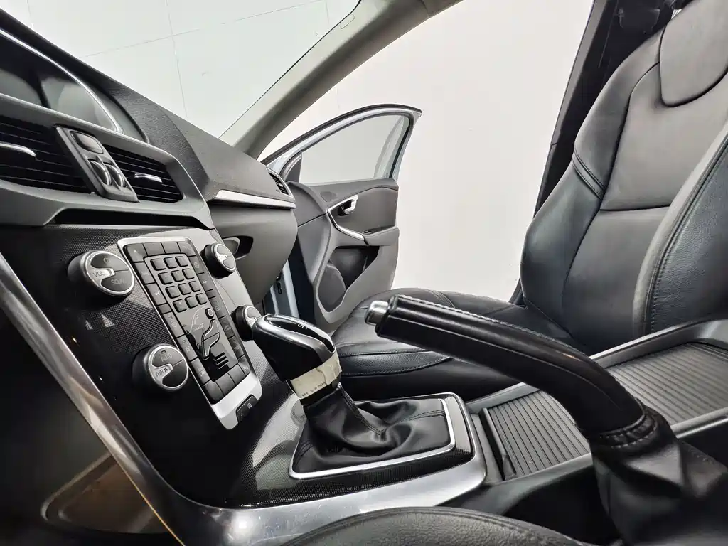 Volvo V40 2016 — фото 12