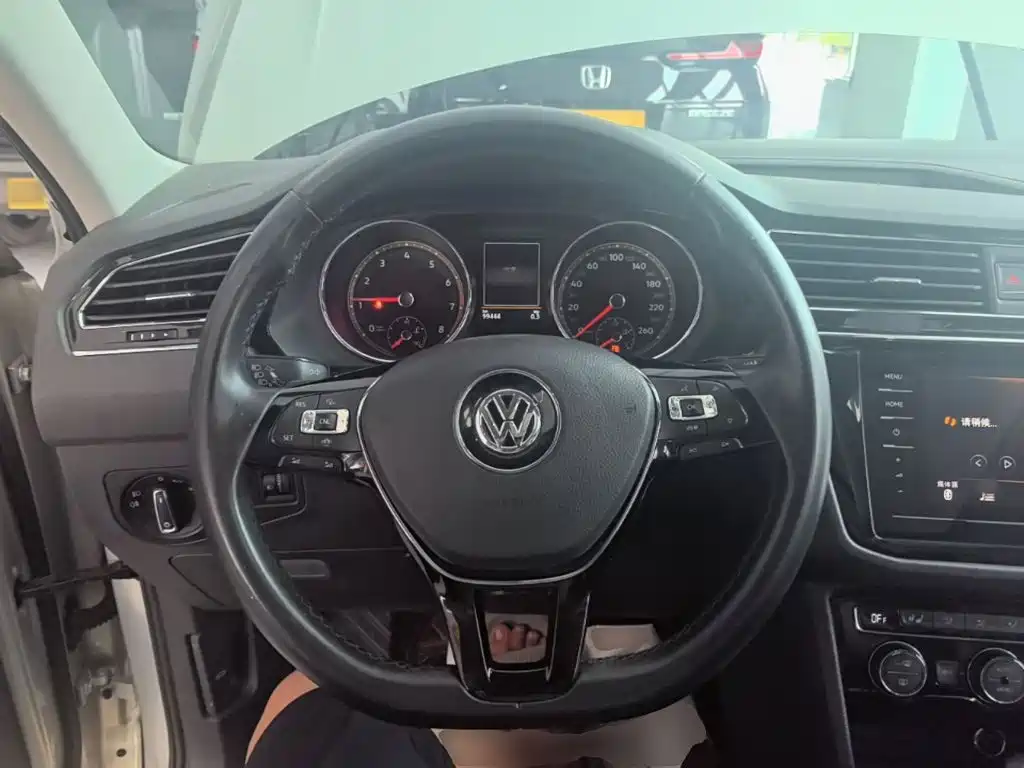 Volkswagen Tiguan L 2020 — фото 11