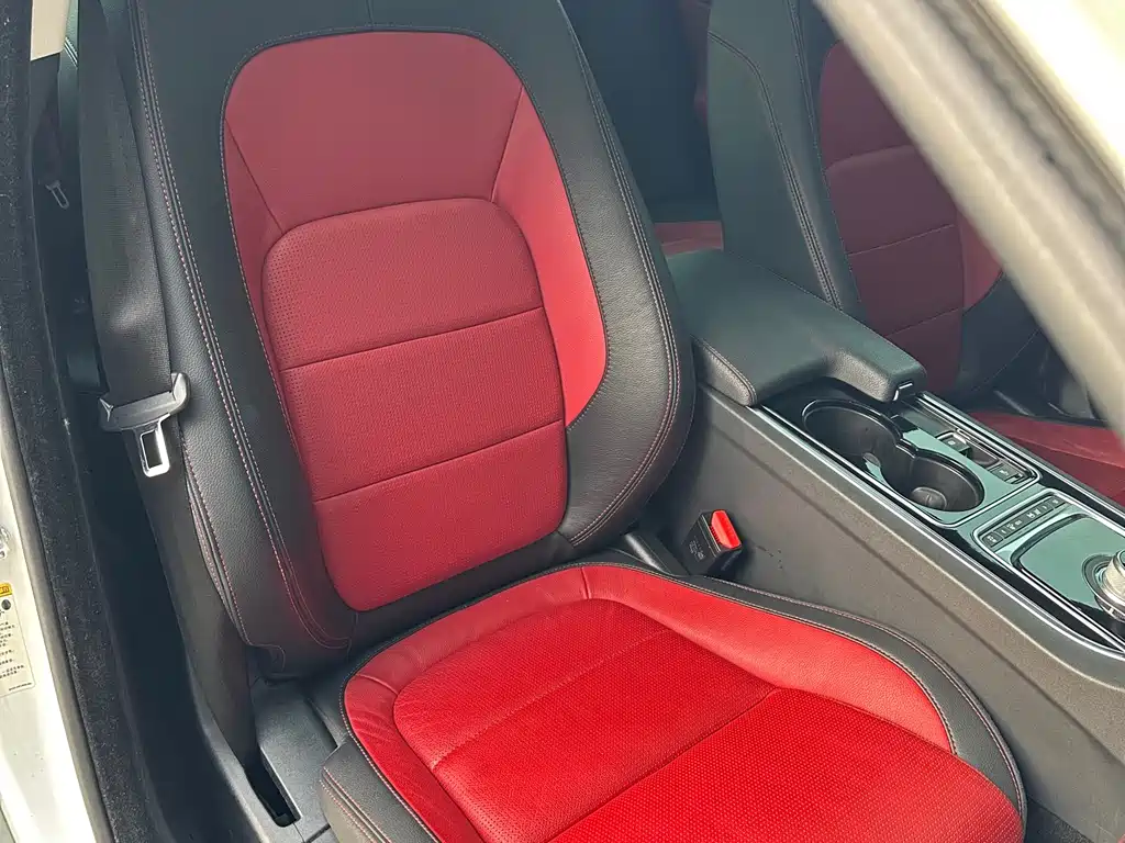 Jaguar XE 2015 — фото 16
