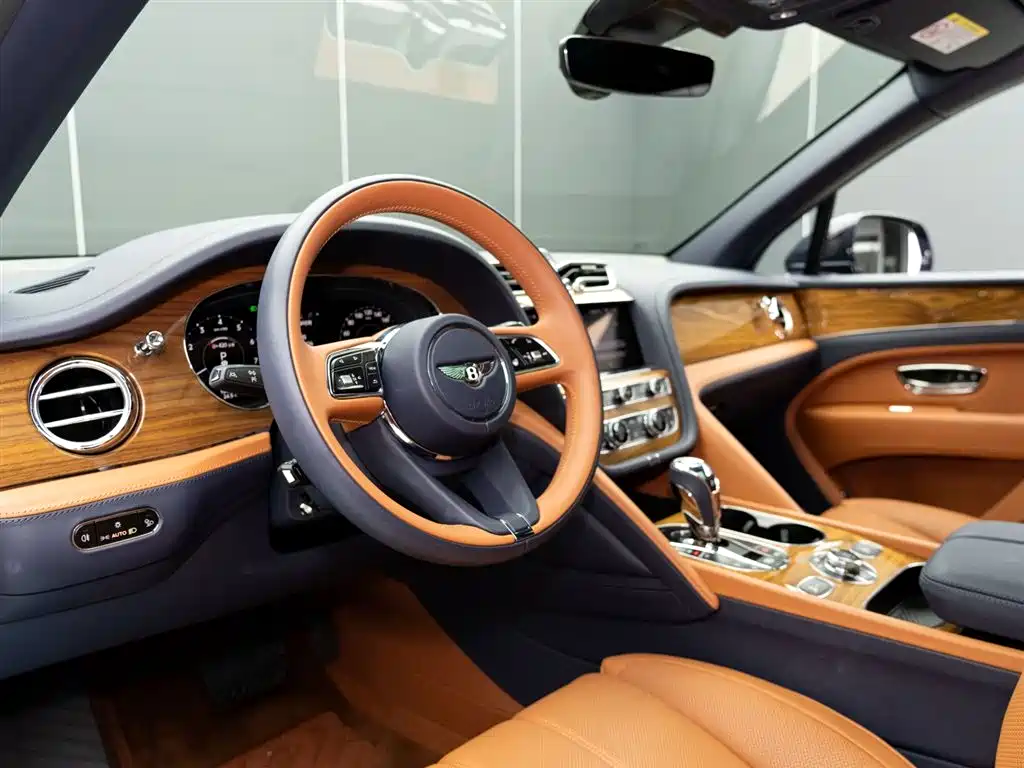 Bentley Bentayga 2025 — фото 11