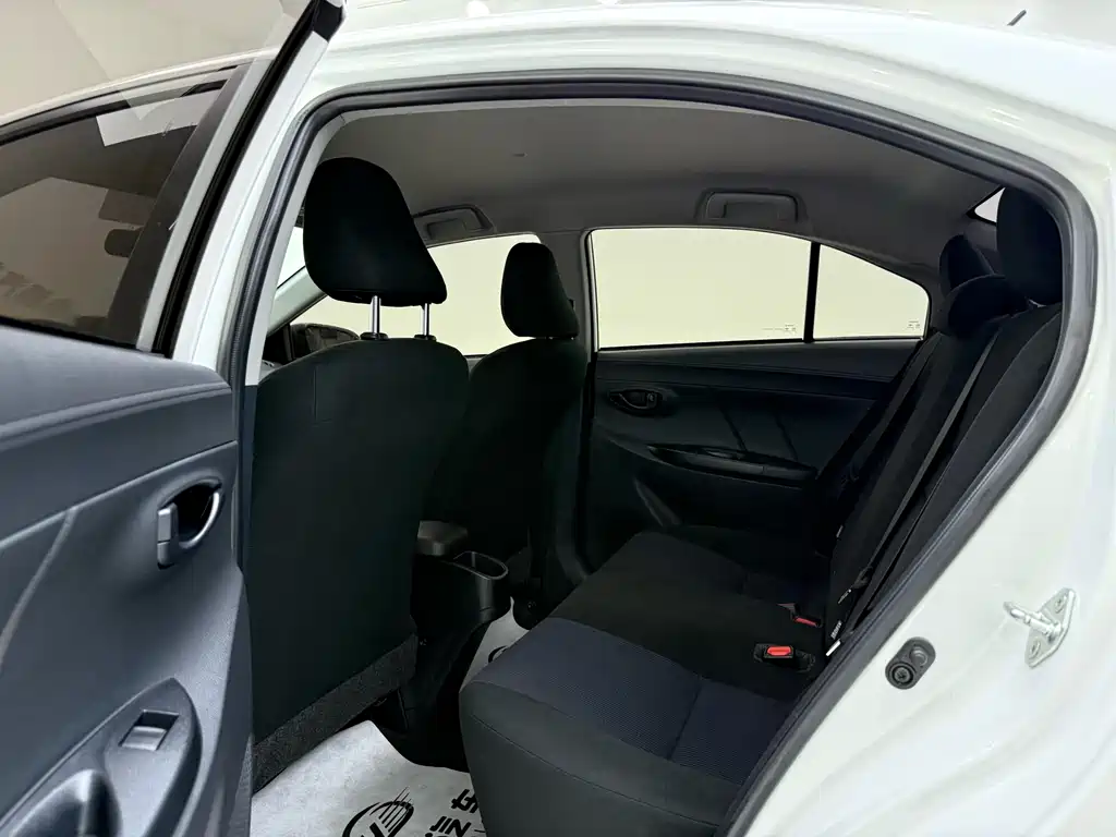Toyota Yaris L 2020 — фото 8