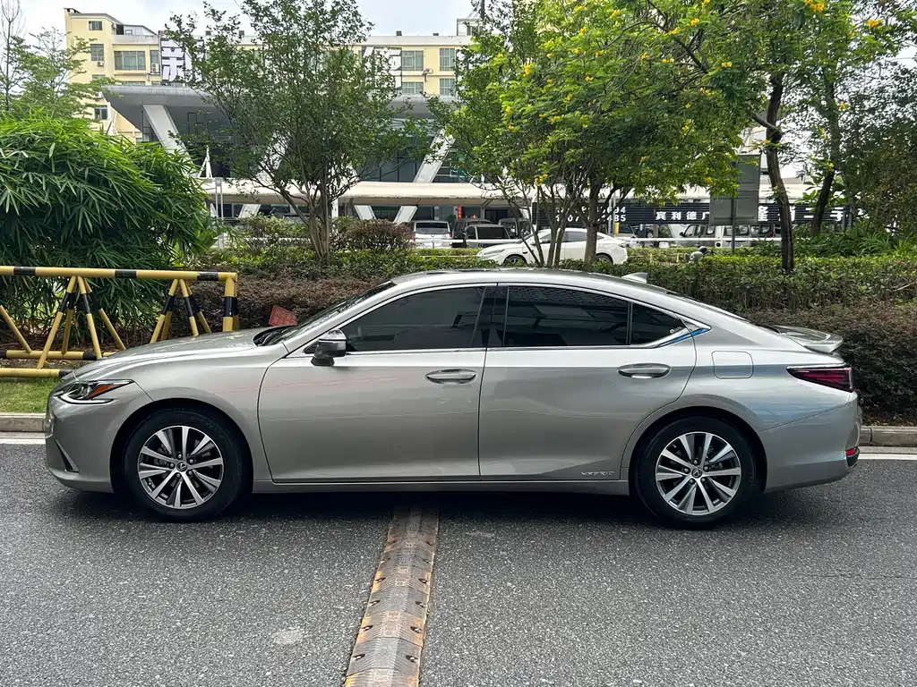 Lexus ES 2019 — фото 7