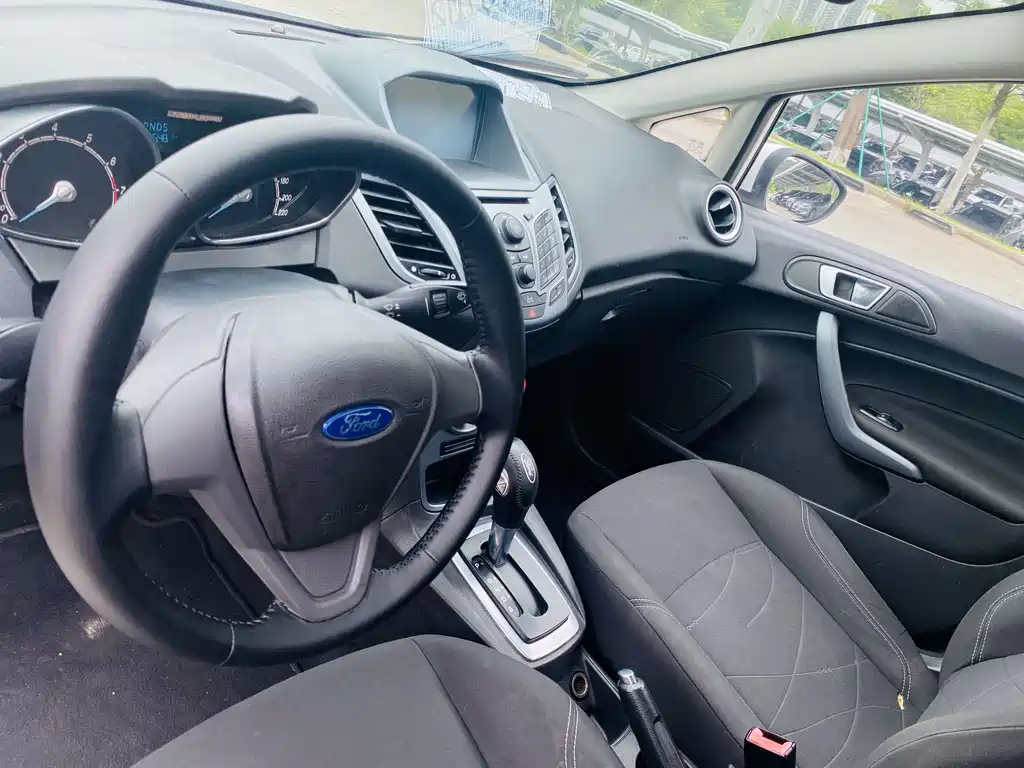 Ford Fiesta 2016 — фото 11