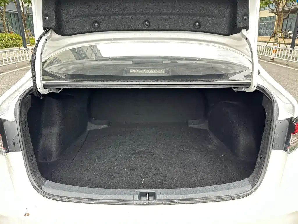 Toyota Corolla 2023 — фото 10