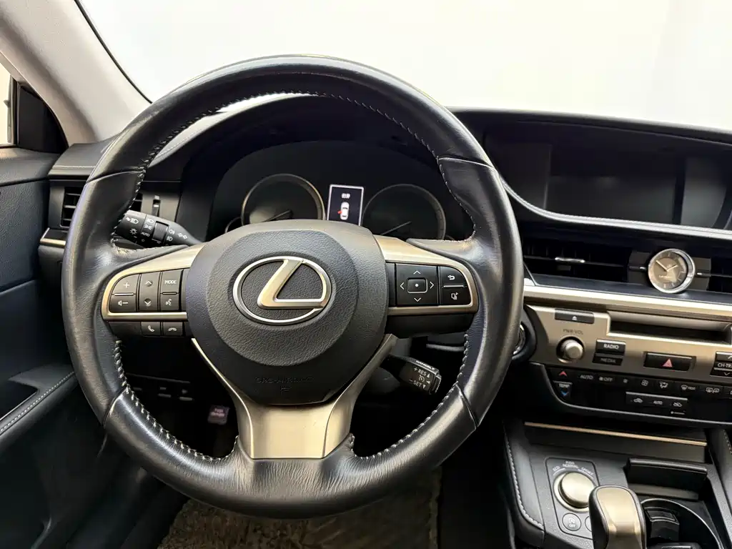 Lexus ES 2015 — фото 10
