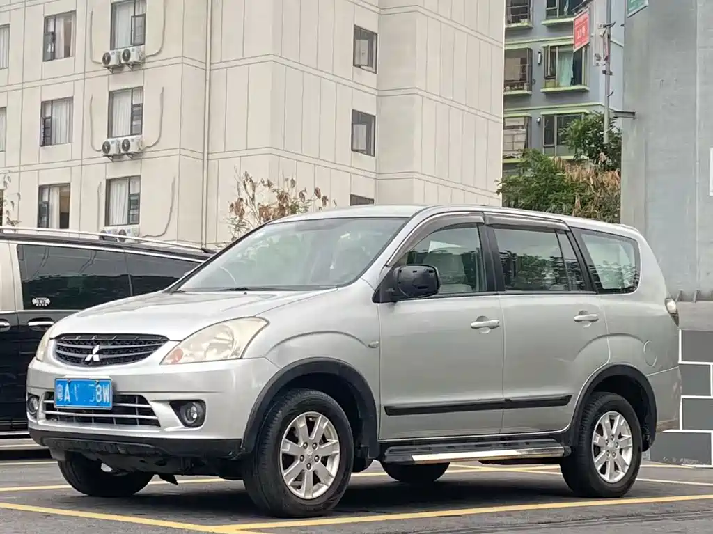 Mitsubishi Zinger 2014 — фото 1