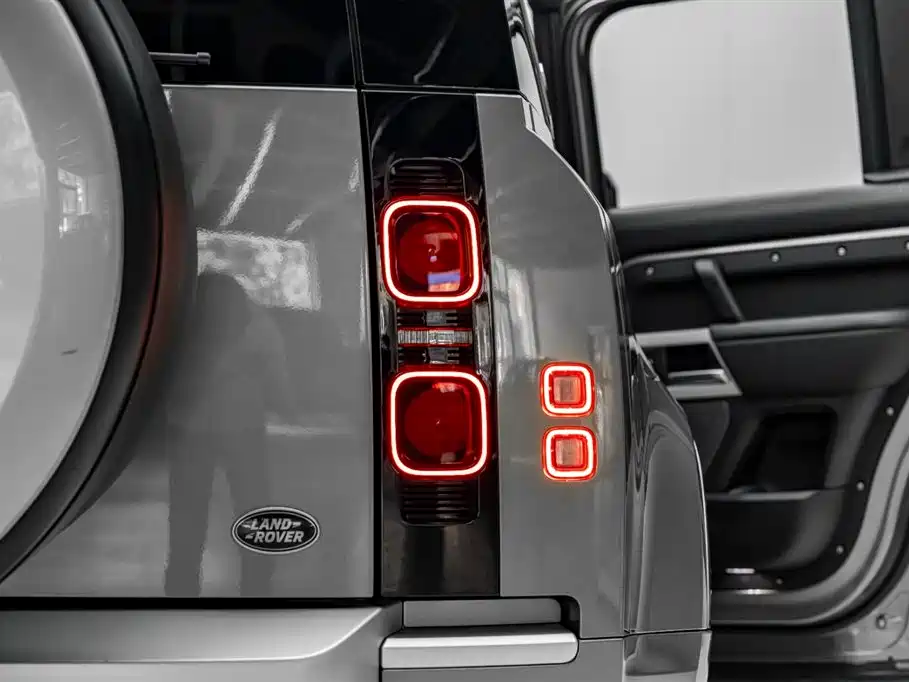 Land Rover Defender 2024 — фото 36