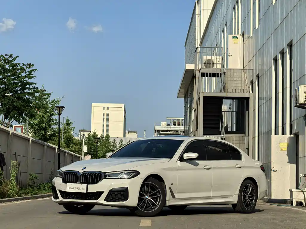 BMW 5 Series 2023 — фото 1