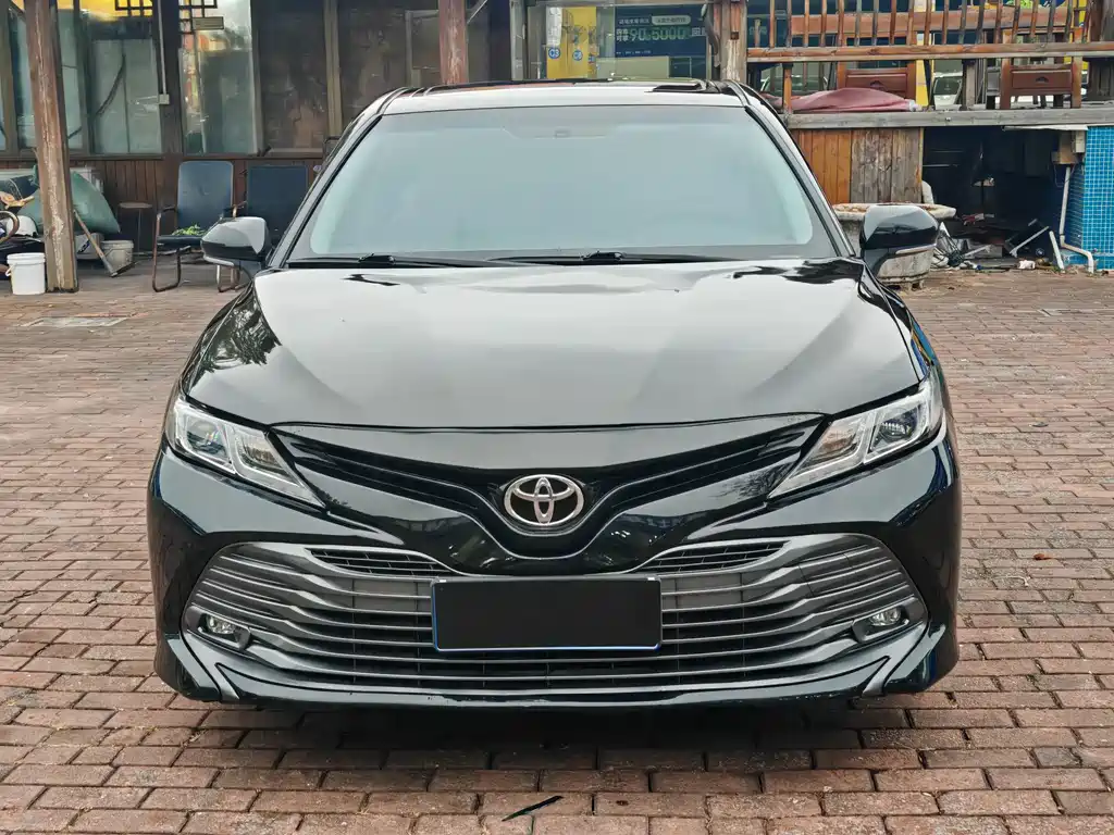 Toyota Camry 2018 — фото 2