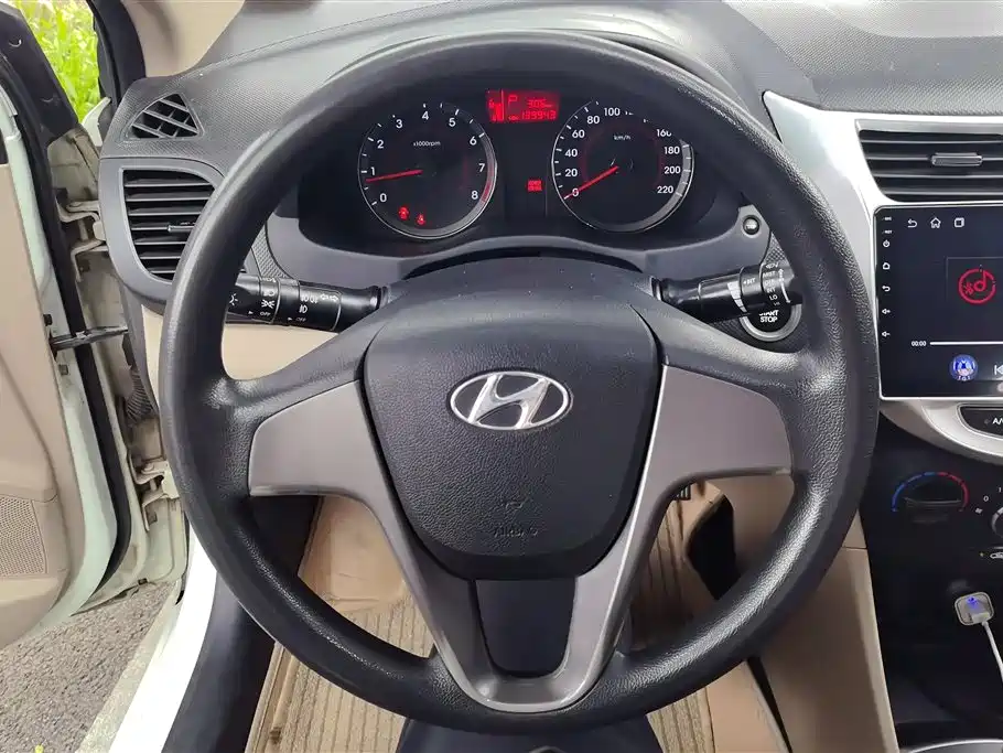 Hyundai Verna 2015 — фото 15