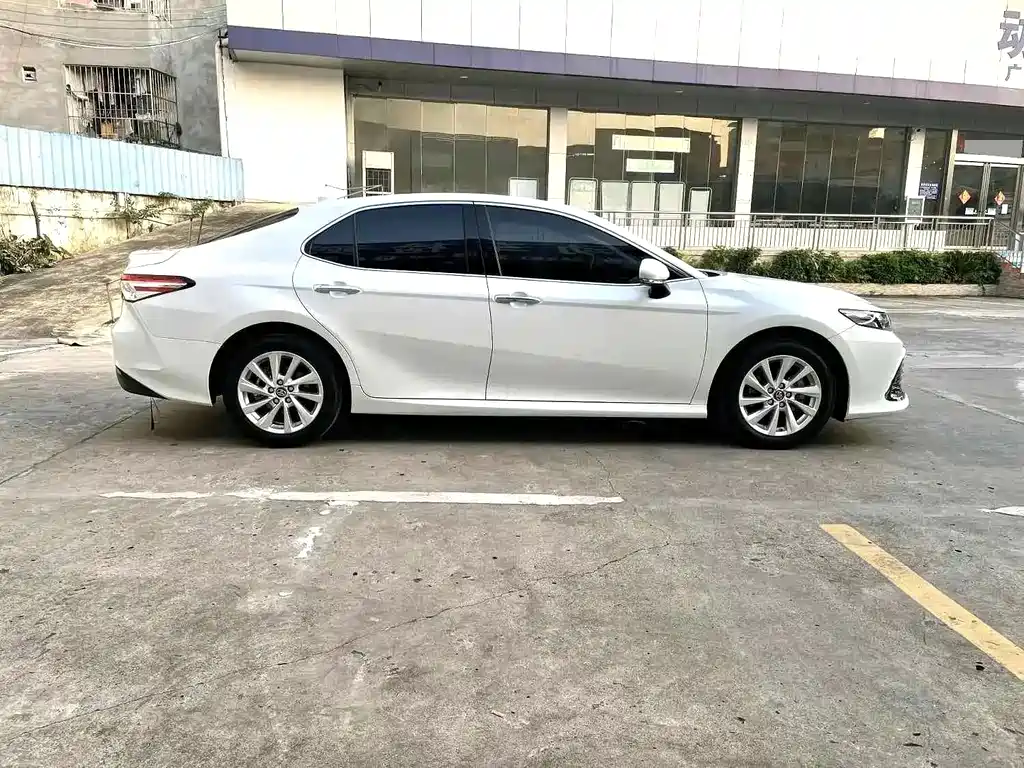 Toyota Camry 2023 — фото 5