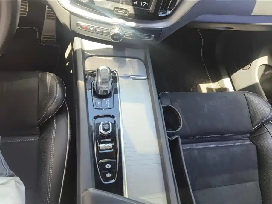 Volvo XC60 PHEV 2019 — фото 16
