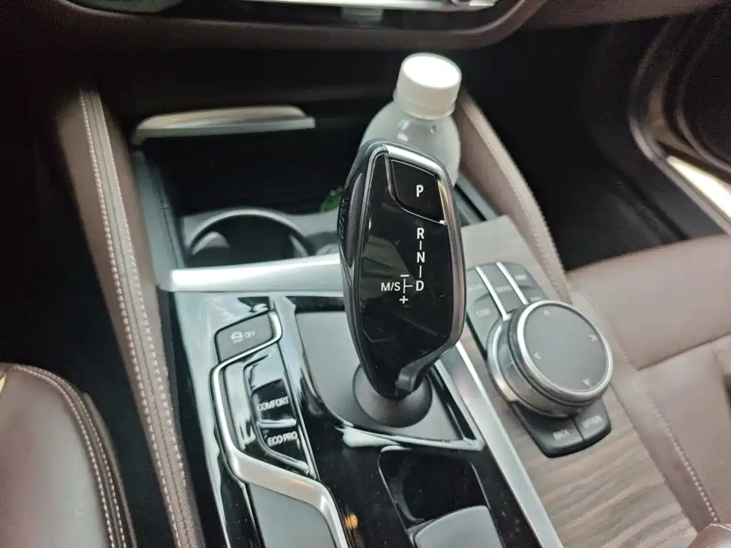 BMW 5 Series 2018 — фото 11