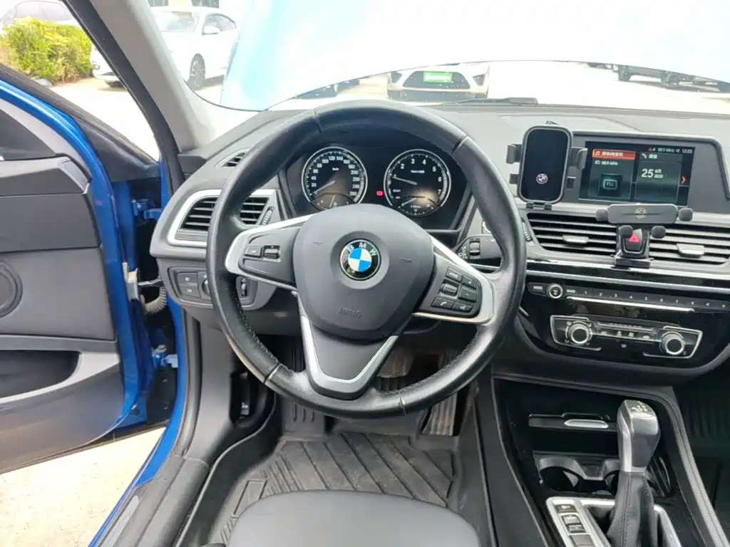 BMW 1 Series 2018 — фото 11