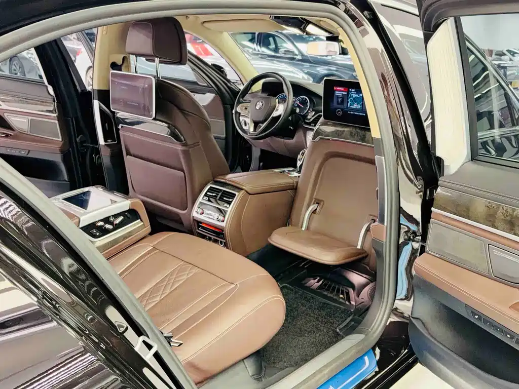 BMW 7 Series 2018 — фото 18