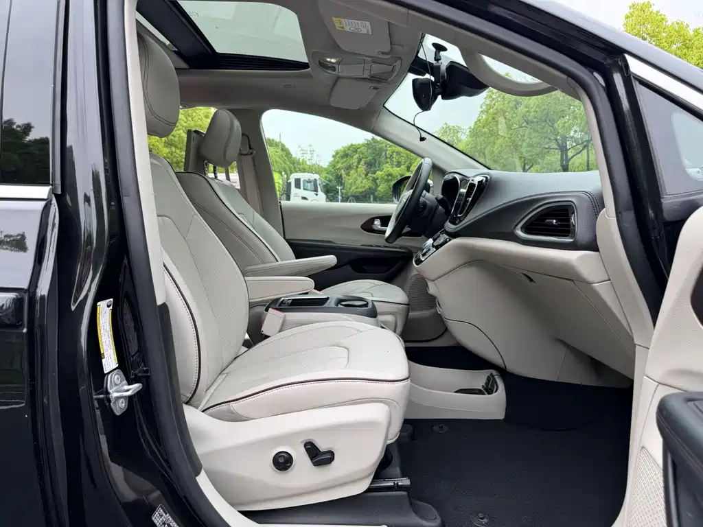 Chrysler Grand Voyager 2017 — фото 14