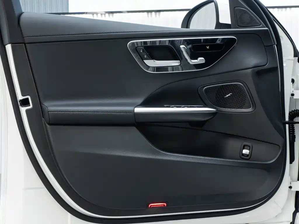 Mercedes-Benz C-Class 2025 — фото 18