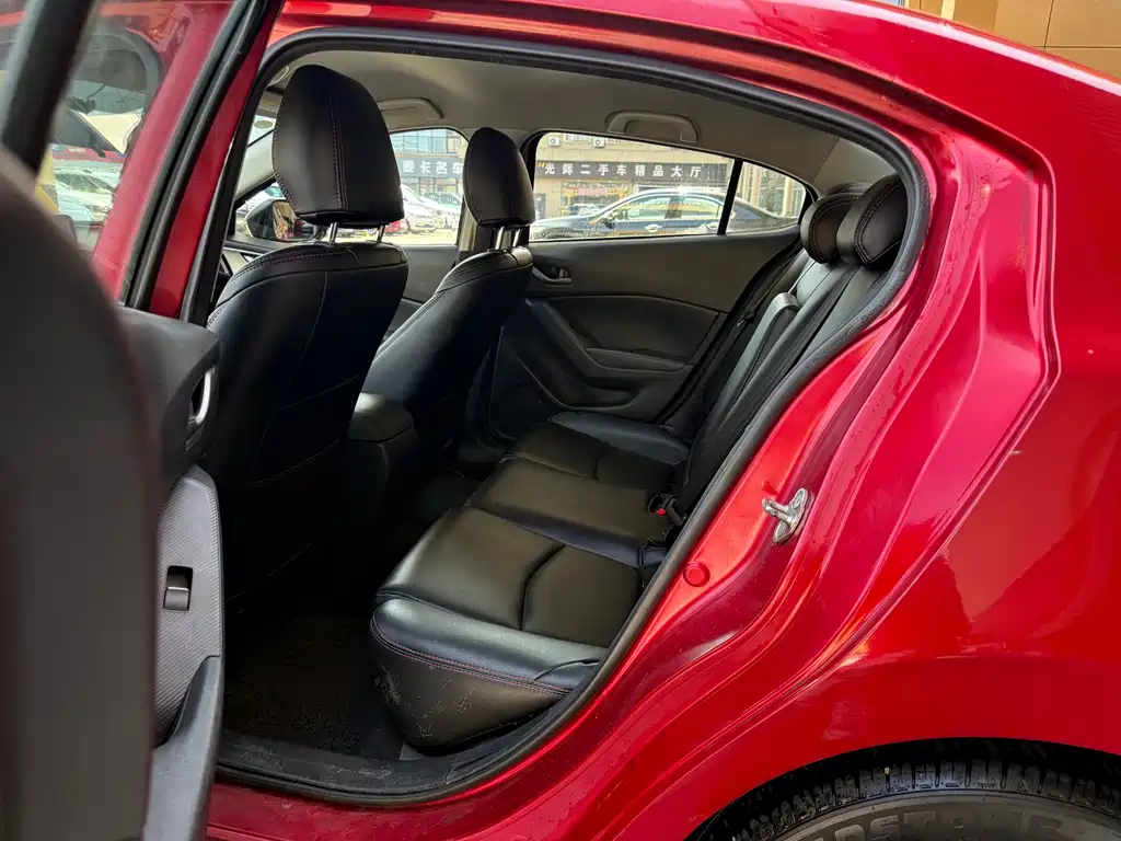 Mazda 3 Axela 2018 — фото 13