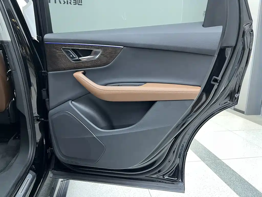 Audi Q7 2023 — фото 18
