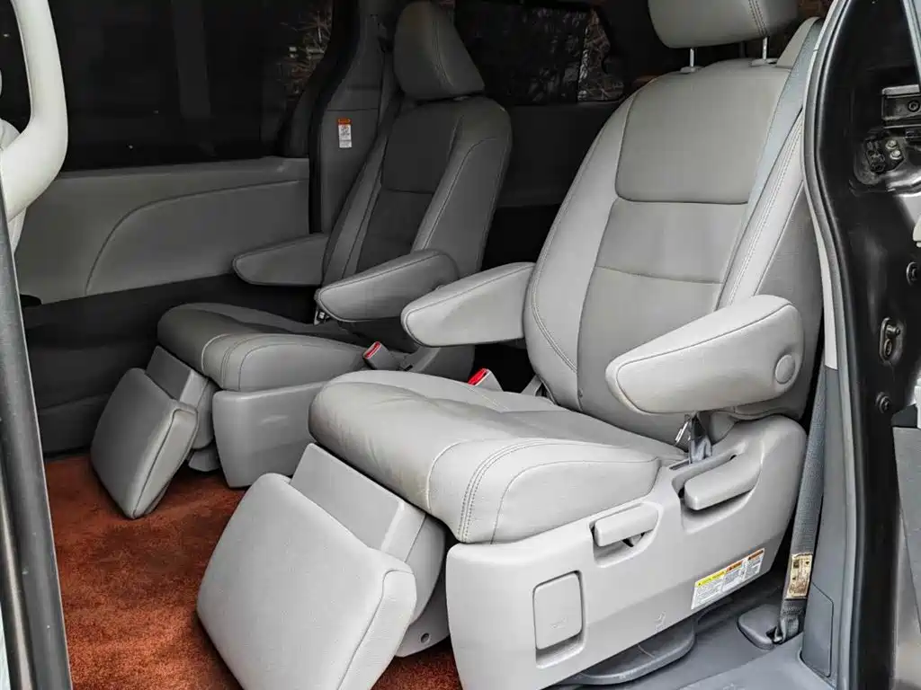 Toyota Sienna 2019 — фото 7