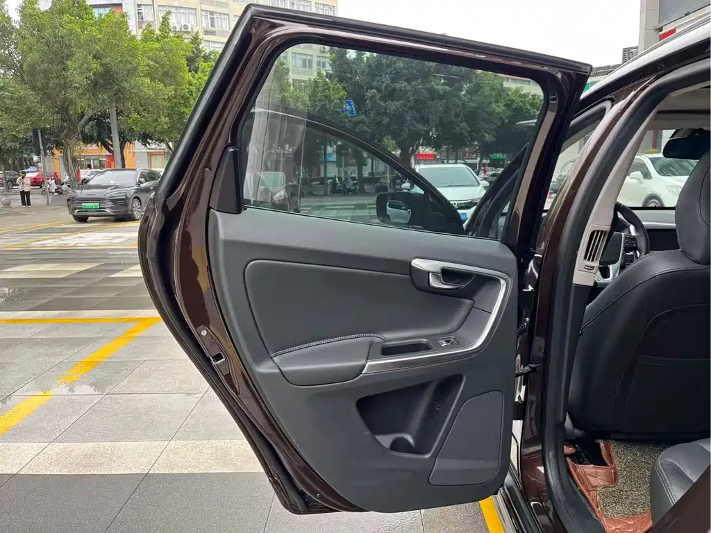 Volvo XC60 2017 — фото 14