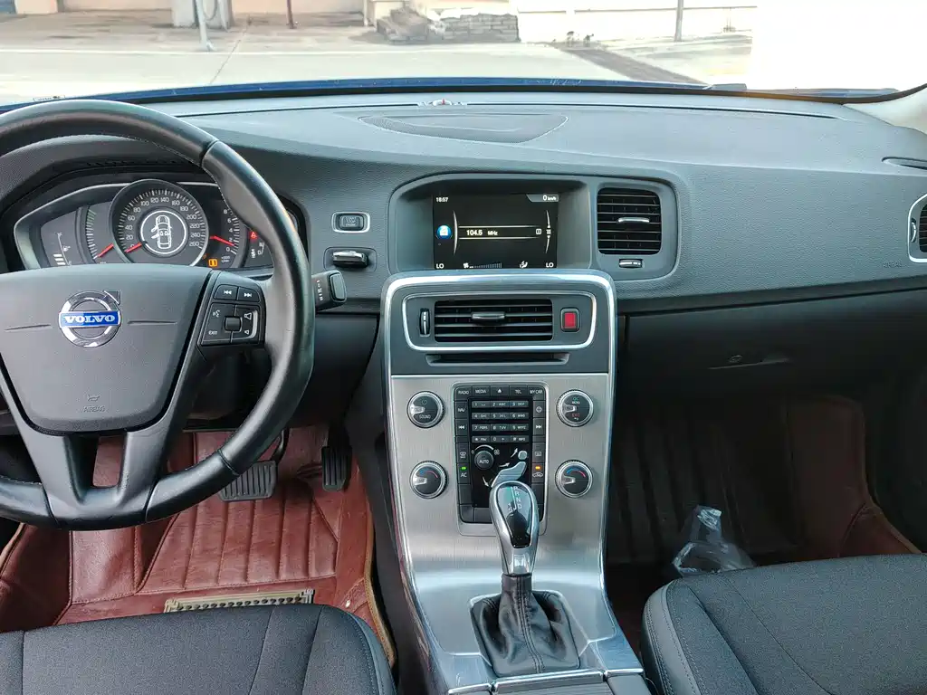 Volvo S60 2015 — фото 11