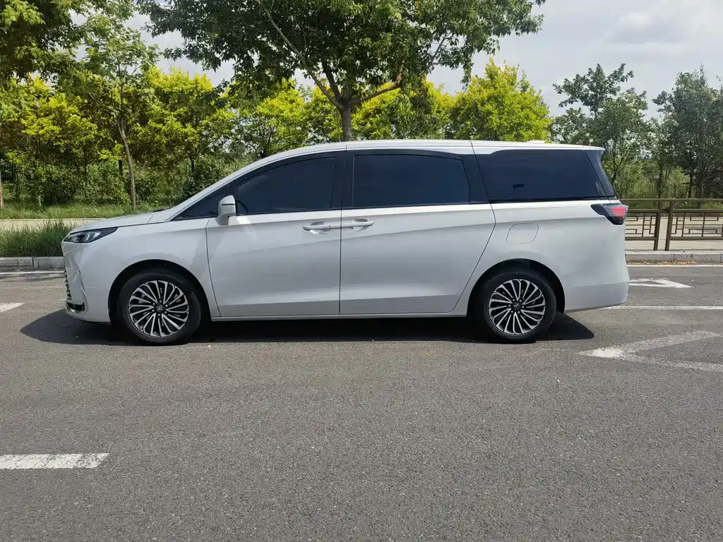 Buick GL8 Hybrid 2025