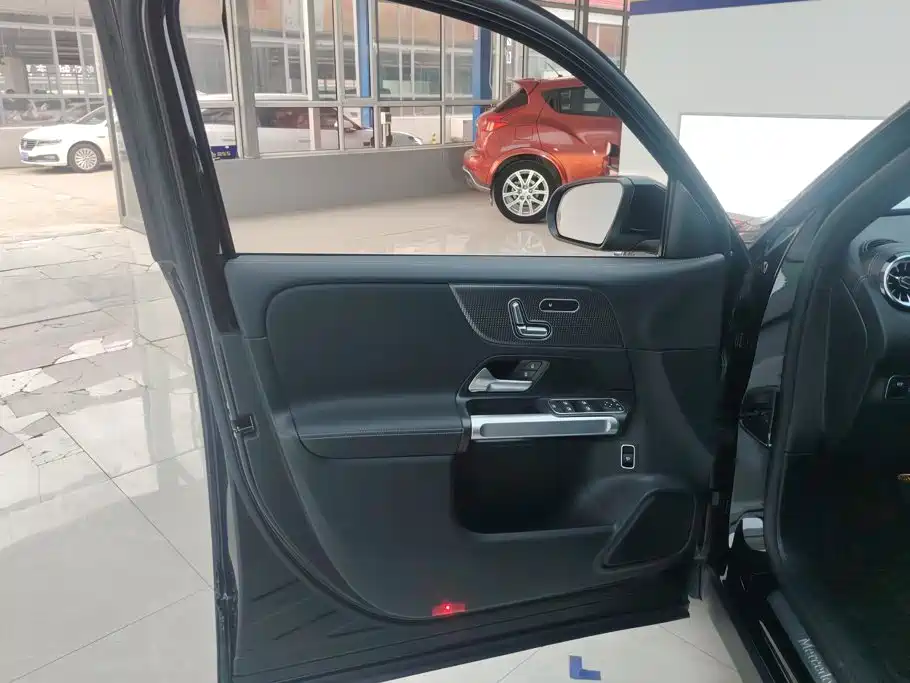 Mercedes-Benz GLB 2023