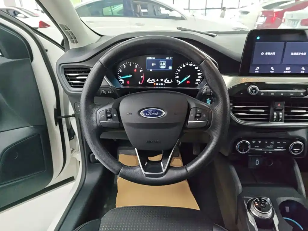 Ford Focus 2020 — фото 11