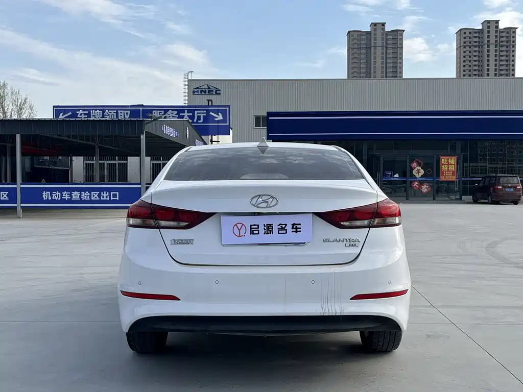 Hyundai Elantra 2018 — фото 18