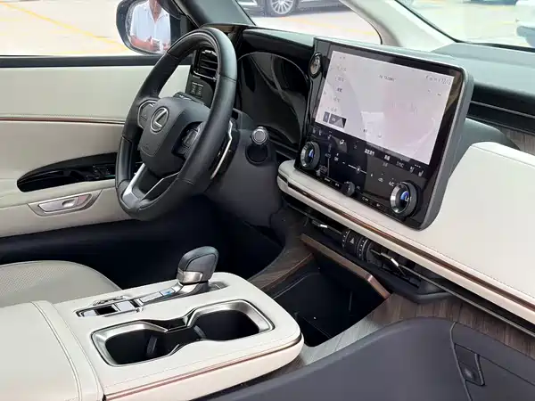 Lexus LM 2025