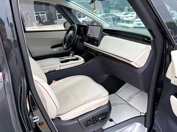 Lexus LM 2025
