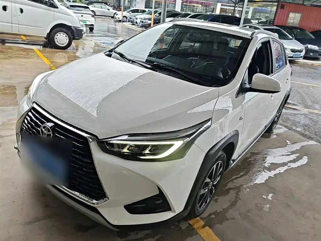 Toyota Yaris L 2021 — фото 1