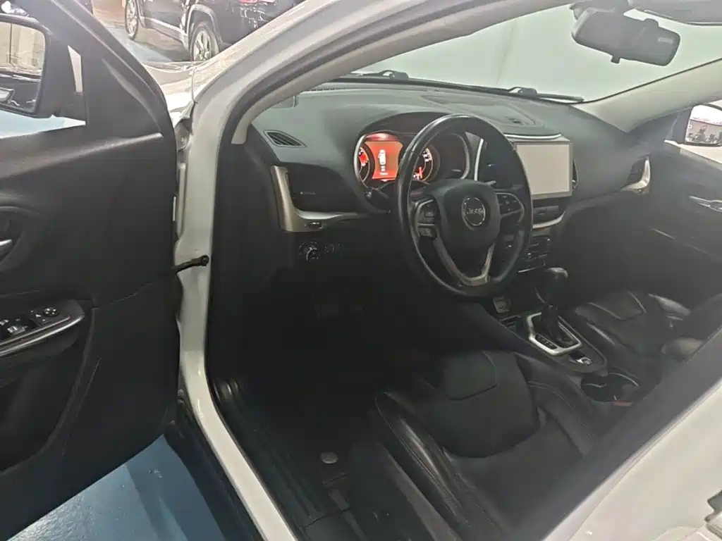 Jeep Cherokee 2018 — фото 16