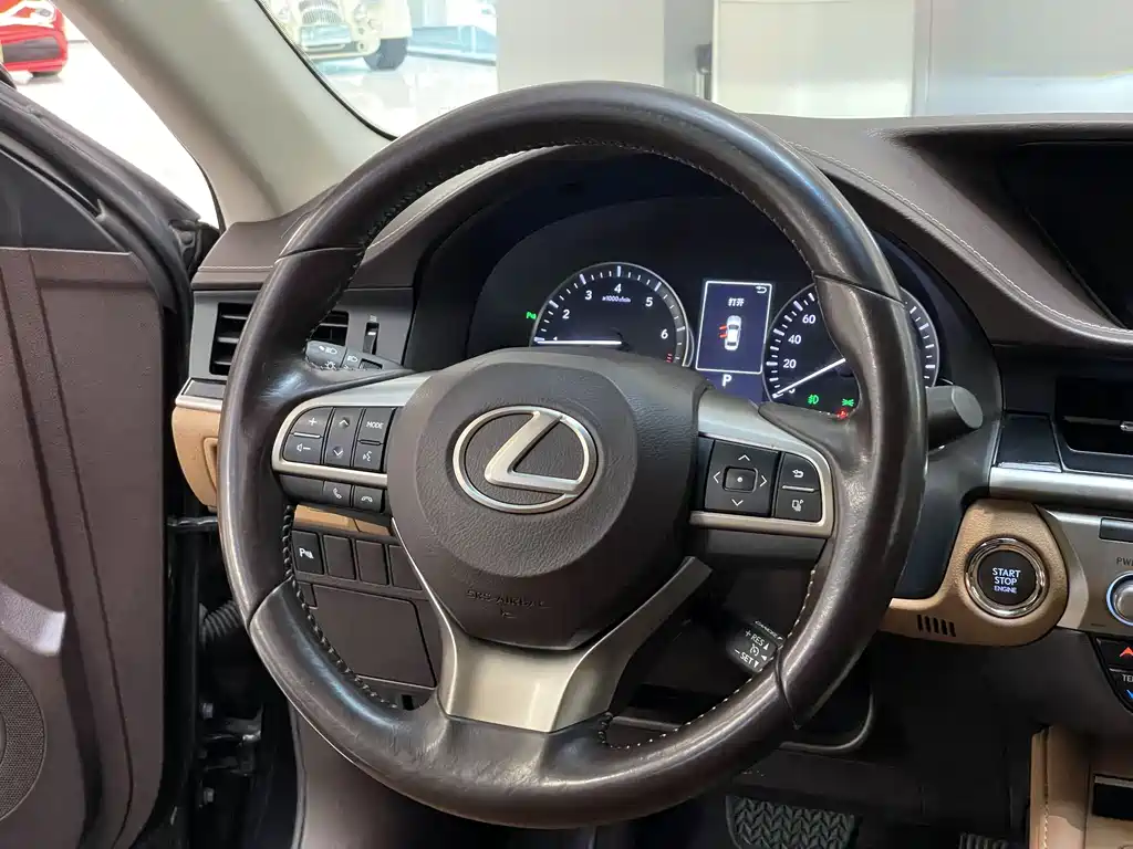 Lexus ES 2016 — фото 16
