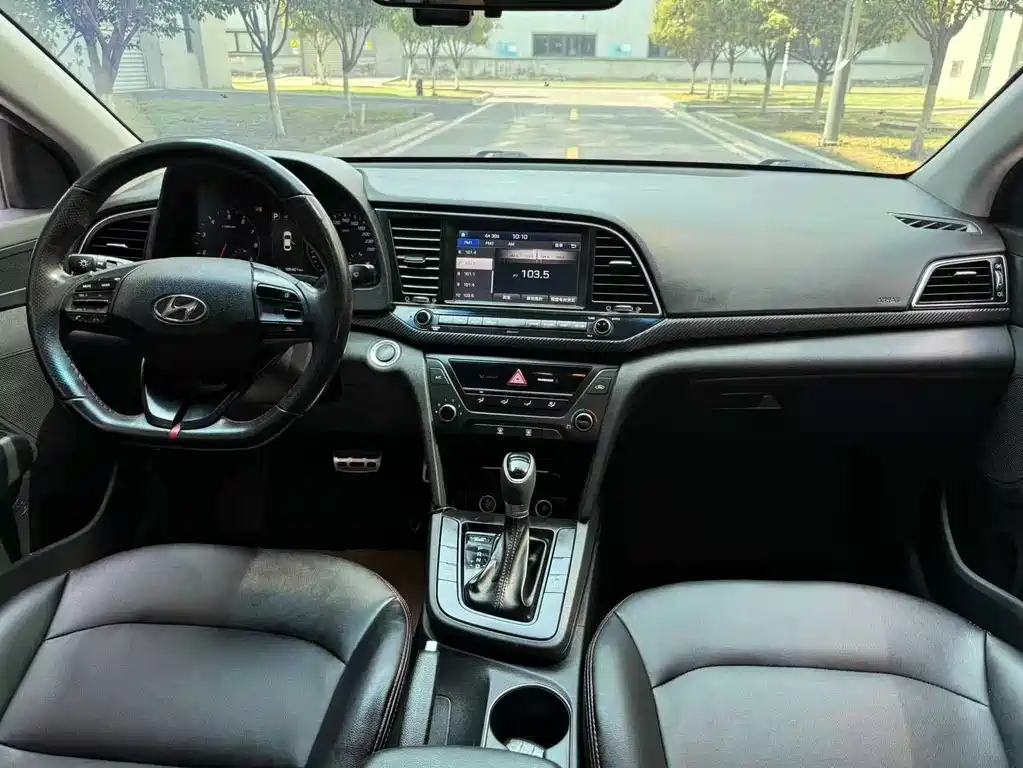 Hyundai Elantra 2018 — фото 14