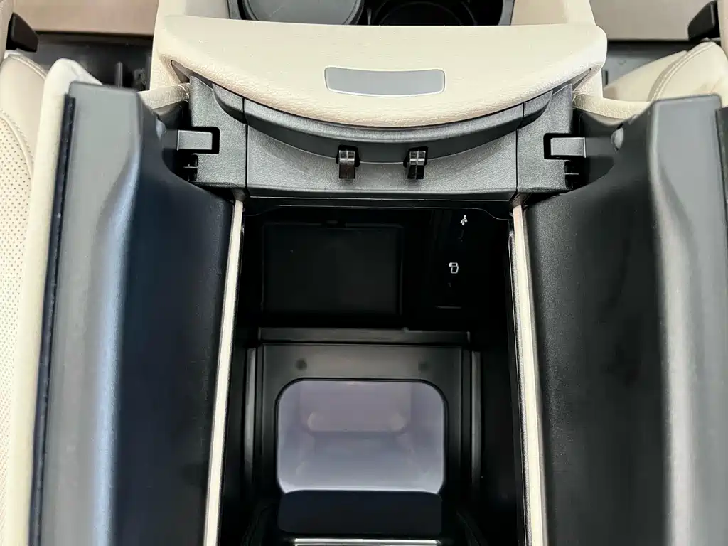 Mercedes-Benz V-Class 2023 — фото 18
