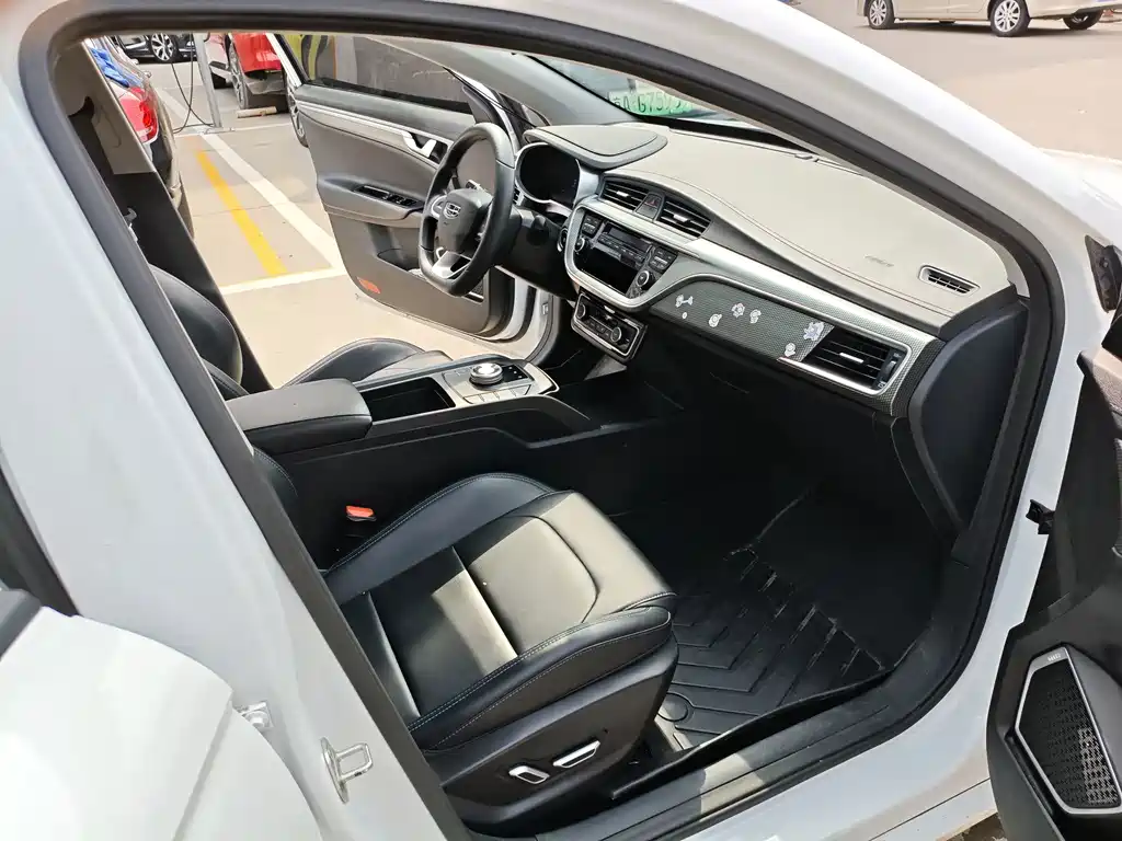 Geely Emgrand New Energy 2023 — фото 10
