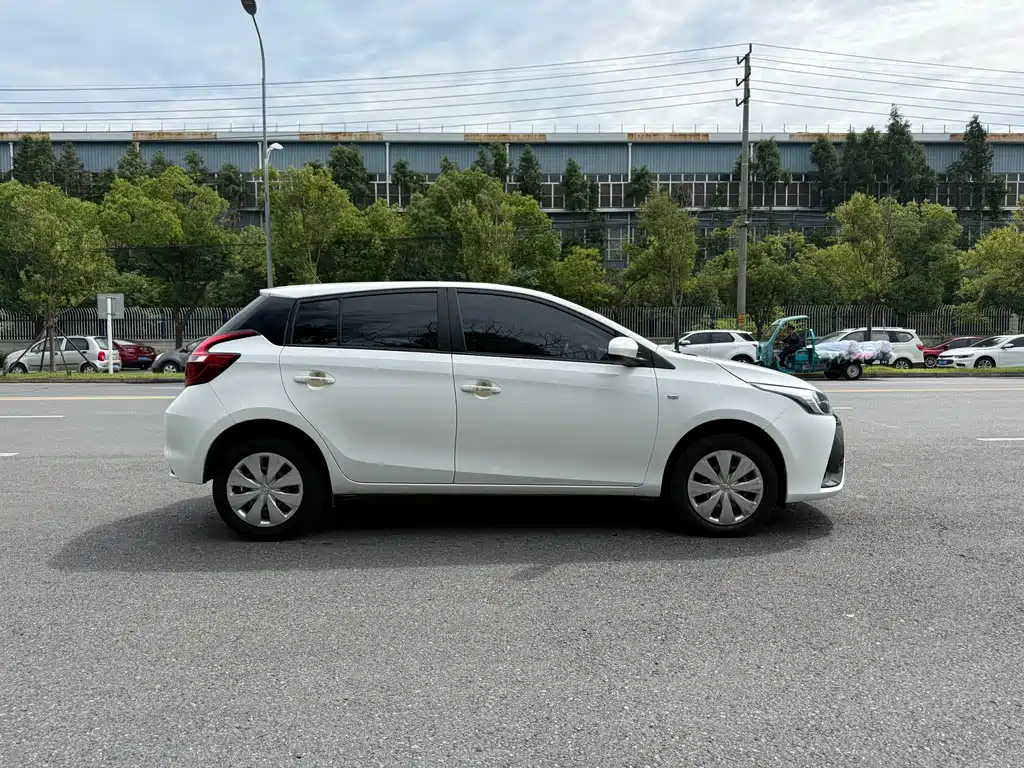 Toyota Yaris L 2021