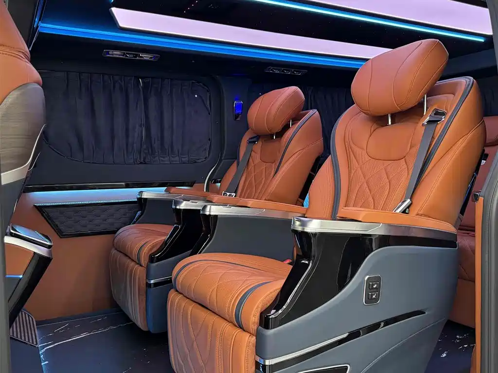 Toyota Hiace — фото 4