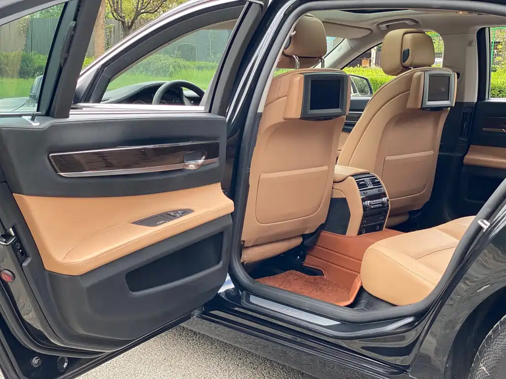 BMW 7 Series 2012 — фото 16