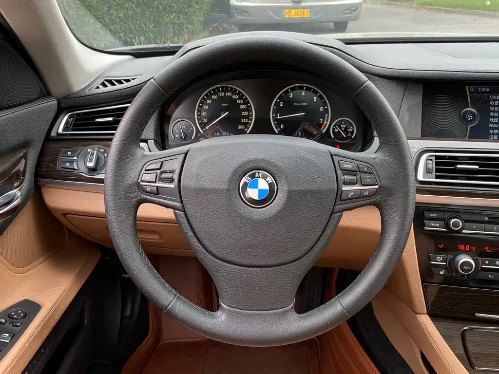 BMW 7 Series 2012 — фото 22
