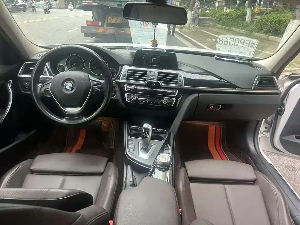 BMW 3 Series 2018 — фото 25