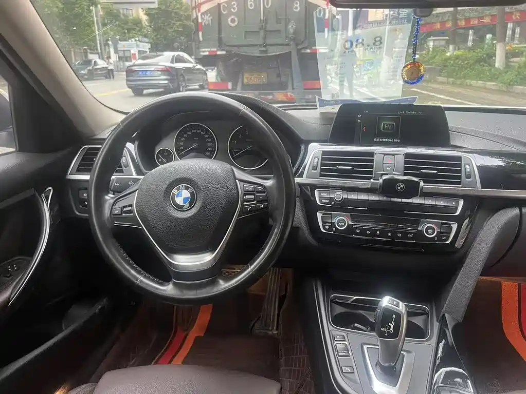 BMW 3 Series 2018 — фото 23