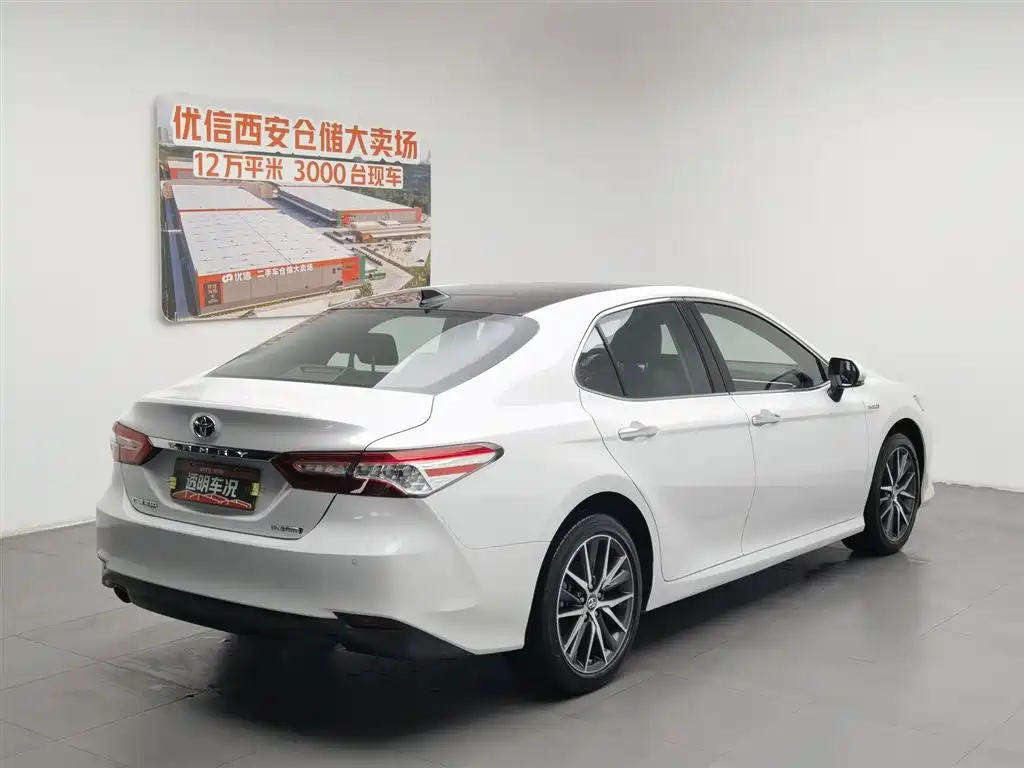 Toyota Camry 2023 — фото 2